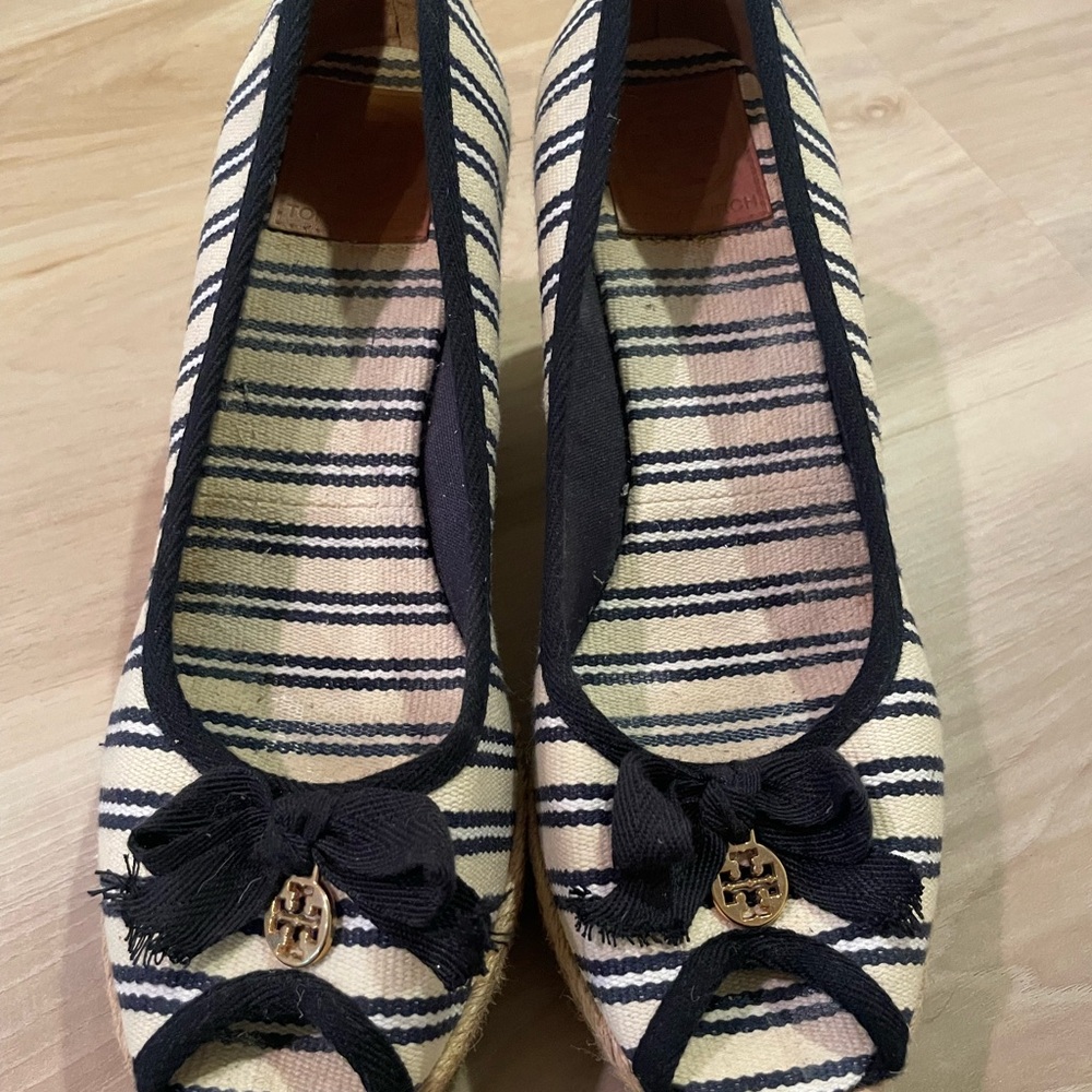 Like New! Tory Burch Navy and Cream Espadrilles